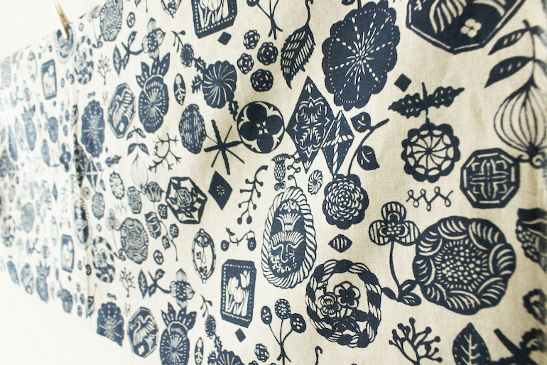 リネンプリント 花図案の吹き寄 Flaxネイビー